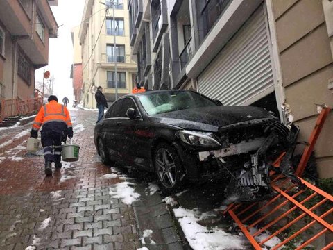 Sokak araları buz pistine döndü bir araç kayarak garaja daldı