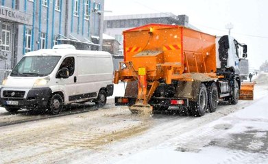 Esenyurt'ta kar küreme ve tuzlama çalışmaları devam ediyor