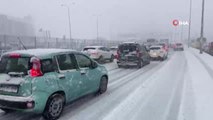 Haramidere Beylikdüzü arasında E-5 Karayolu yoğun kar yağışı ve tipi nedeniyle tamamen trafiğe kapandı