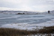 Son dakika haber! Tödürge Gölü'nün yüzeyi buz tuttu