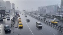 İstanbul'da kar yağışı - Cevizlibağ metrobüs durağında yoğunluk