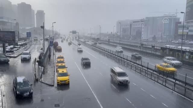 İstanbul'da kar yağışı - Cevizlibağ metrobüs durağında yoğunluk