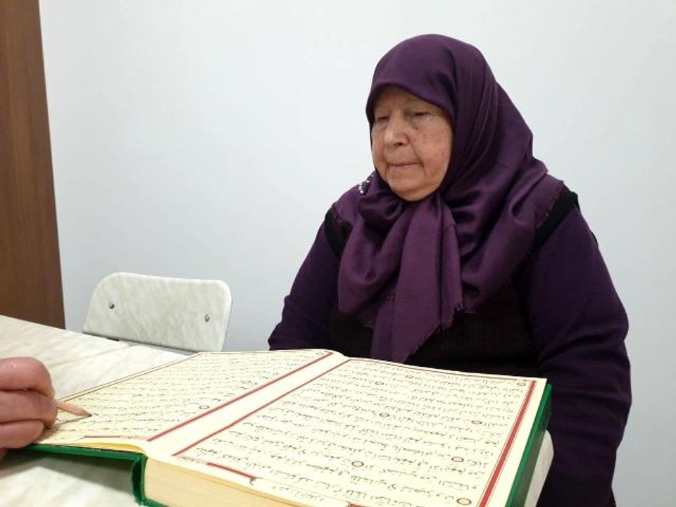 85 yaşında Kur'an-ı Kerim okumayı öğrendi