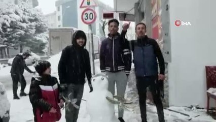 Afrikalı gençlerin kar sevinci