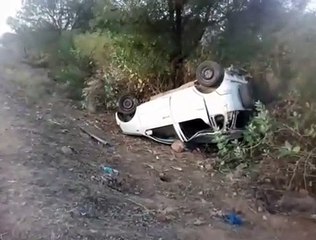 दूल्हा-दुल्हन की कार पलटी, ममेरे भाई की मौत