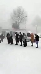 Sultangazi'de yoğun kar yağışı altında Halk Ekmek kuyruğu
