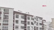 AMASYA'DA 5 KATLI BİNANIN ÇATISINDA TEHLİKELİ KAR TEMİZLİĞİ