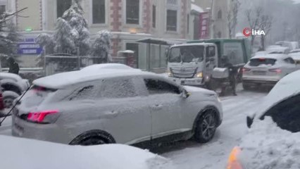 Küçükçekmece'de yolda kalan otobüsü yolcular iterek kurtardı