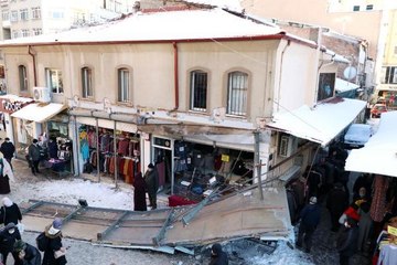 ÇÖKEN TENTENİN ALTINDA KALAN KADIN YARALANDI