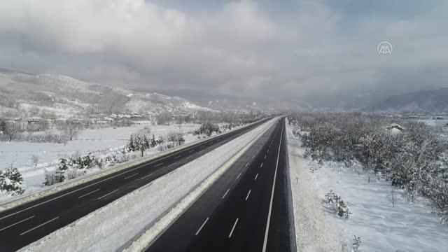 (DRONE) Anadolu Otoyolu Düzce kesiminde trafik akışı normal seyrediyor