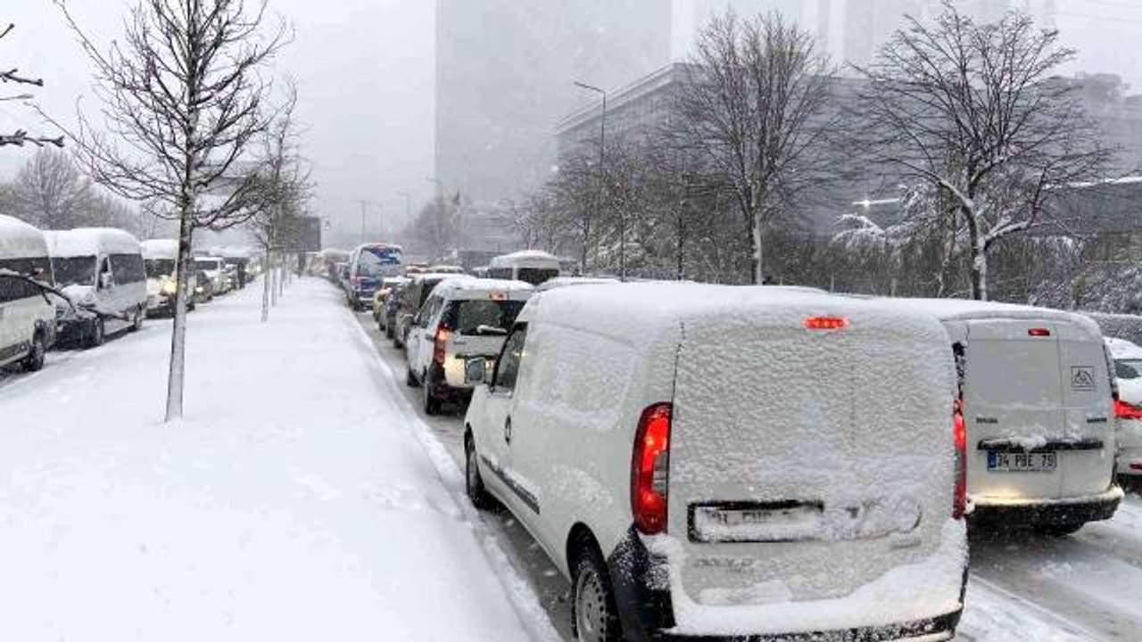Karda yolda kalan vatandaş tepki gösterdi: "İstanbul diyorlar, İmamoğlu diyorlar, bu hal nedir"