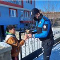 Soğuk bir kış gününde Uşak polisinden yürekleri ısıtan sıcacık bir dokunuş