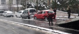 Son dakika haber: İstanbul'da kar kazası: Yokuş aşağıya kayan cip 11 araca çarptı
