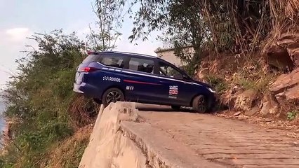 Un demi-tour très risqué en bord de précipice