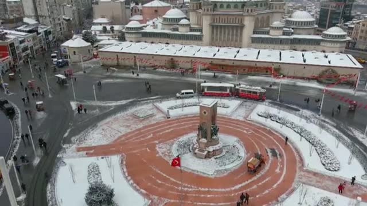 Un fuerte temporal cubre de nieve Atenas y Estambul