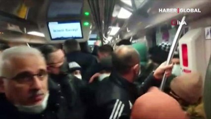 İstanbul'da yoğun kar nedeniyle araçlar yolda kaldı, vatandaşlar yürüyerek evlerine gitmeye çalışıyor