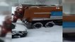 İBB'nin karda kayan kar küreme aracı, otomobillere çarptı!