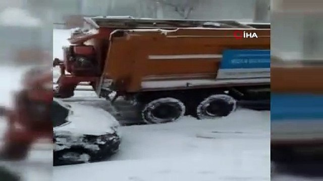 İBB'nin karda kayan kar küreme aracı, otomobillere çarptı!