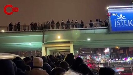 Metrobüs duraklarındaki kar yoğunluğu devam ediyor