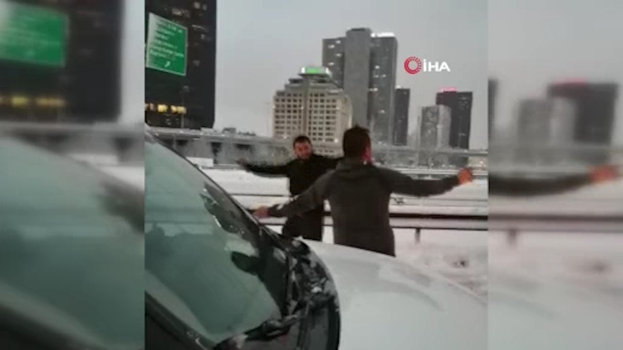 Basın Ekspres Yolu'nda kar yağışı nedeniyle trafikte kalan vatandaşlar müzik açarak eğlendi