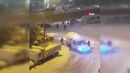 İstanbul'da yoğun kar yağışı nedeniyle ambulans yolda kaldı