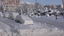 Yozgat'ta karla kaplı yollarda araçlar mahsur kaldı, özel halk otobüsü kara saplandı