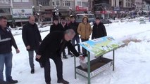 Suluova Belediye Başkanı Üçok, sokak hayvanlarına ve yem bıraktı