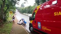 Mulher fica ferida após sofrer queda de moto na rua Machado de Assis