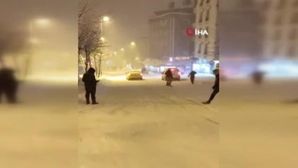 Esenyurt'ta snowboard keyfi