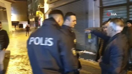 El freni çekilmeyen yolcu minibüsü kıraathane duvarına çarptı