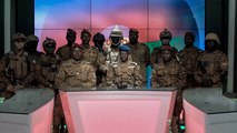 الجيش في بوركينا فاسو يطيح بالرئيس ويعلّق العمل بالدستور