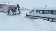 Belediye başkanı karda mahsur kalan vatandaşı kurtarırken mahsur kaldı