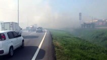 Incêndio faz fumaça tomar conta da Via Expressa em Florianópolis