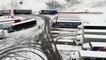 Kar yağışından dolayı yollar kapandı yerli yabancı onlarca tır şoförü dinlenme tesisinde konakladı