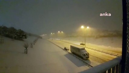 TEM Otoyolu ve yan yollarında vatandaşlar evlerine yürüyerek gitmek zorunda kaldı