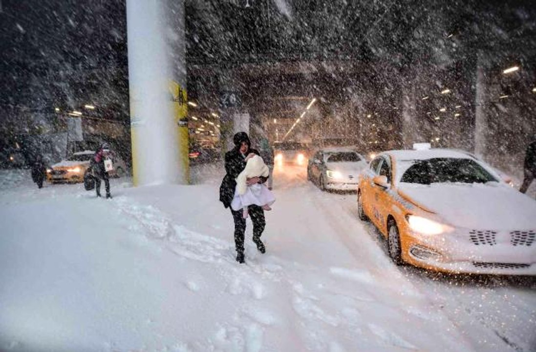 İstanbul Havalimanı'ndaki kar esareti objektifl...