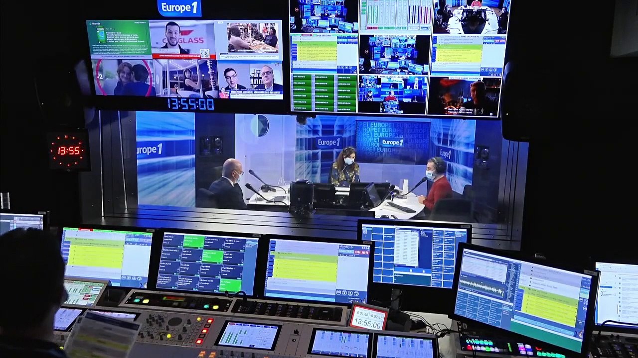 Des salariés qui reçoivent des messages d’encouragement de leurs collègues