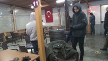 Karda mahsur kalan vatandaşlar köy kahvehanesine sığındı