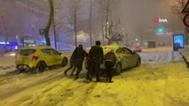 Beşiktaş Barbaros Bulvarı'nda araçlar yolda mahsur kaldı