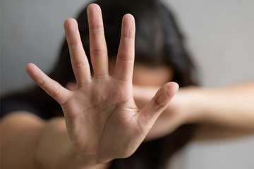 Mulher é socorrida às pressas após ser espancada por um homem encapuzado, na região de Pombal