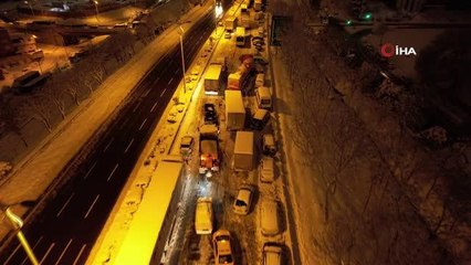 TEM'de gece boyu devam eden araç kuyruğu havadan görüntülendi