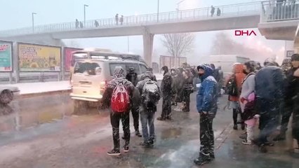 SİLİVRİ'DE KAR NEDENİYLE VATANDAŞLAR DURAKLARDA UZUN SÜRE BEKLEDİ