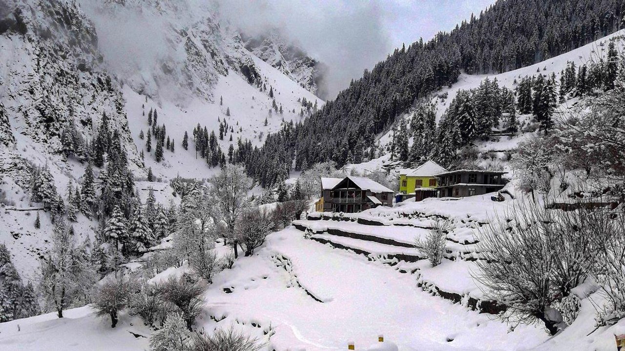 Snowfall in Himachal Pradesh, normal life affected