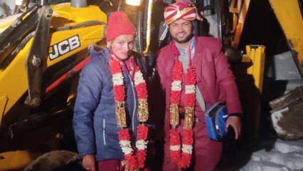 Video: Groom took JCB machine and reached to pick bride