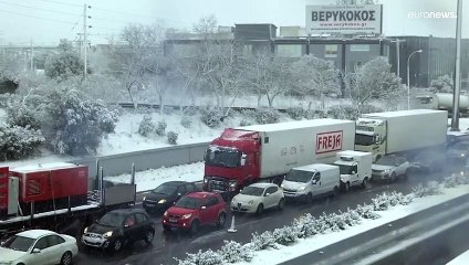 Κακοκαιρία «Ελπίς»: Ολονύχτια επιχείρηση του στρατού για απεγκλωβισμό οδηγών