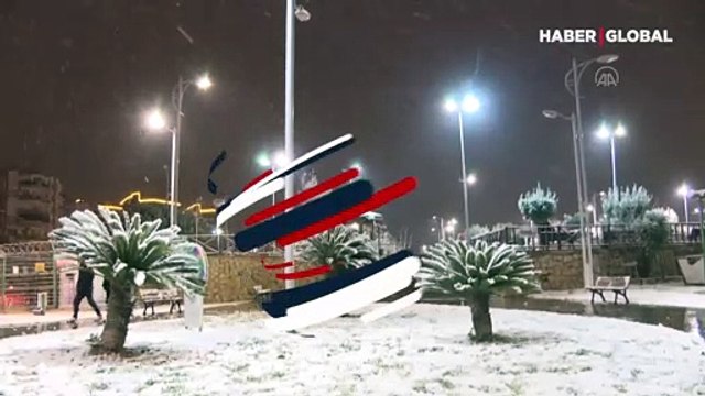 Antalya kent merkezine kar yağdı