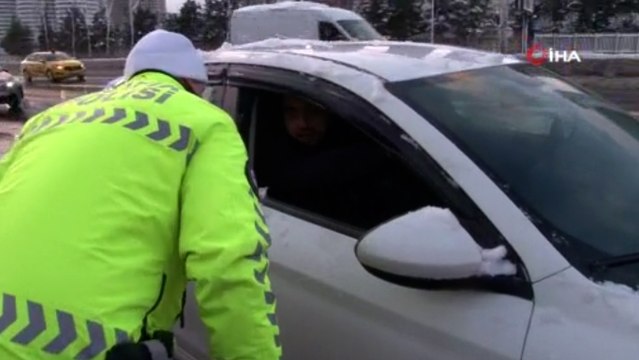 Polis ekipleri, trafiğe çıkan özel araçları Avrasya Tüneli'ne yönlendirdi