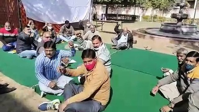 Rajasthan University: पत्नी और बच्चों सहित धरने पर कार्मिक