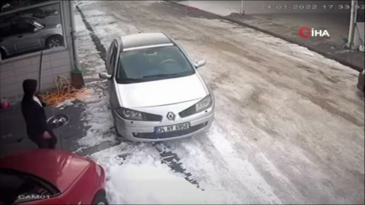 Çaycı gencin buzla imtihanı kameraya yansıdı