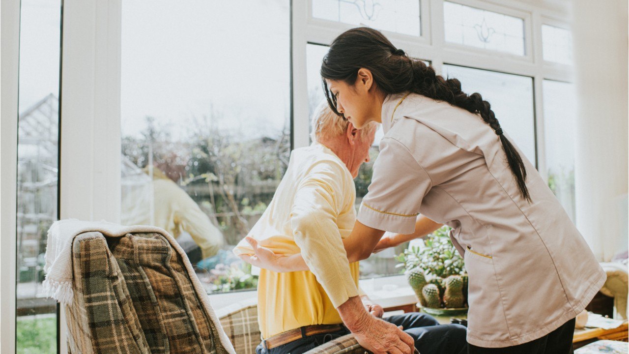 Orpea, Korian... les géants des maisons de retraite plongent en Bourse, un livre à charge